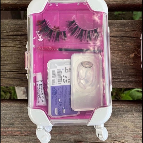 New!! Make up case w/accessories - Picture 14 of 16